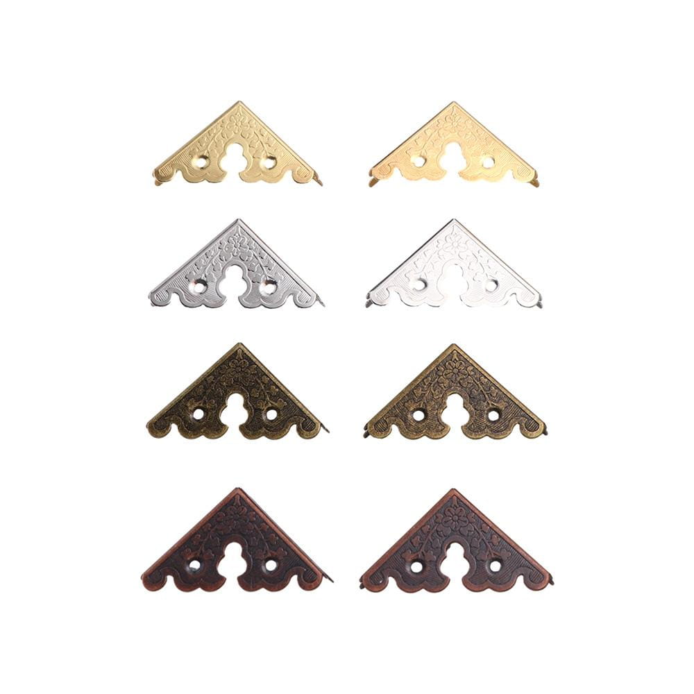 Set aus reich verzierten dreieckigen Eckwinkeln in Gold, Silber, antikem Bronze und dunklem Braun mit kunstvollen erhabenen floralen Mustern, entworfen als dekorative Möbel-Schutzvorrichtungen.