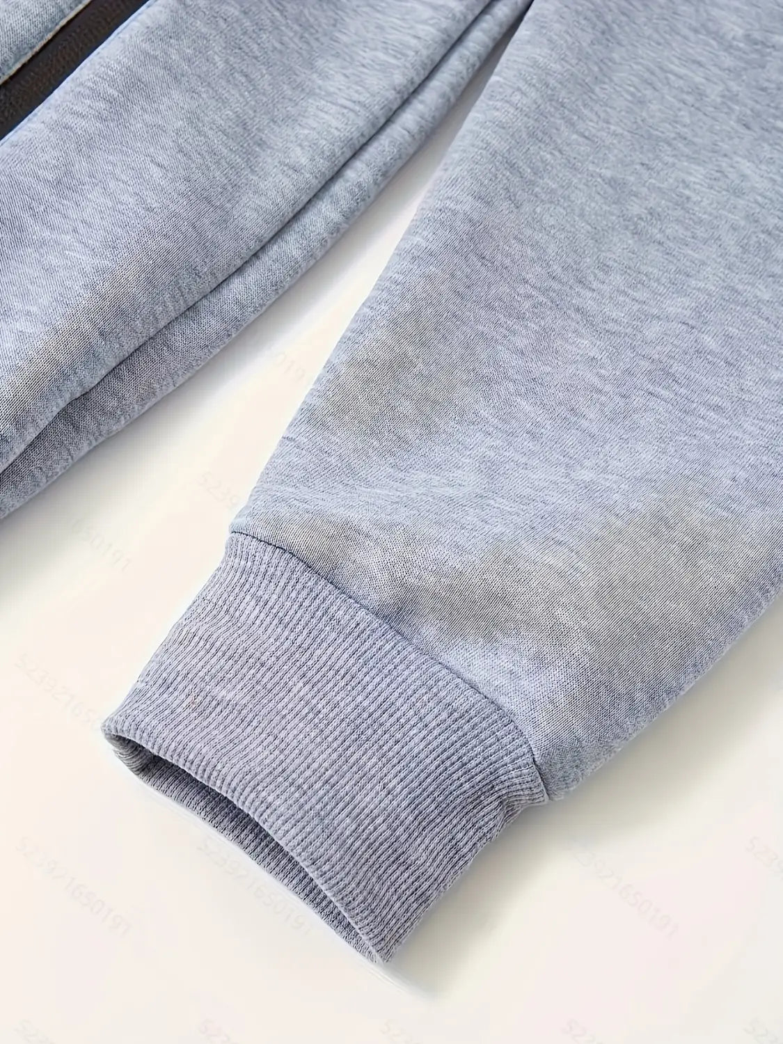 Manga gris jaspeada de una sudadera casual tipo zip para hombre para otoño e invierno, con puños de canalé.