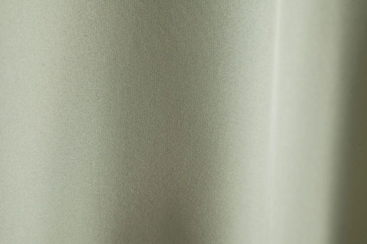 chemise à manches courtes pour homme en tissu satin gris clair, avec une légère brillance et une texture tissée fine, idéale pour des chemises de plage décontractées et des ensembles unis pour hommes