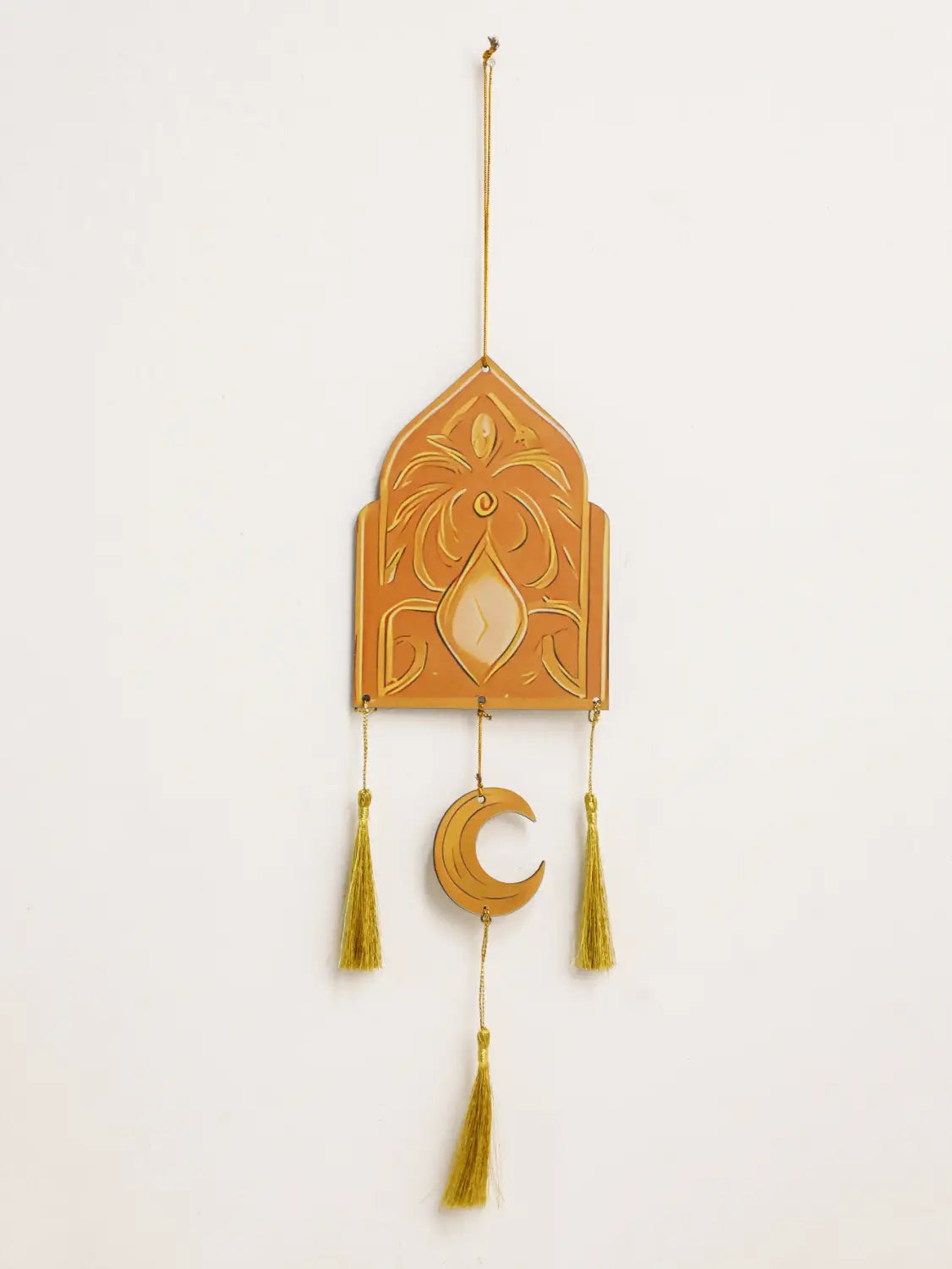 Decoración de pared para Ramadán islámico de madera con tono dorado, tallado intrincado, que presenta una parte superior arqueada con motivos florales y una media luna central suspendida por borlas, en estilo moderno, en diseño de farol de luna y estrella.