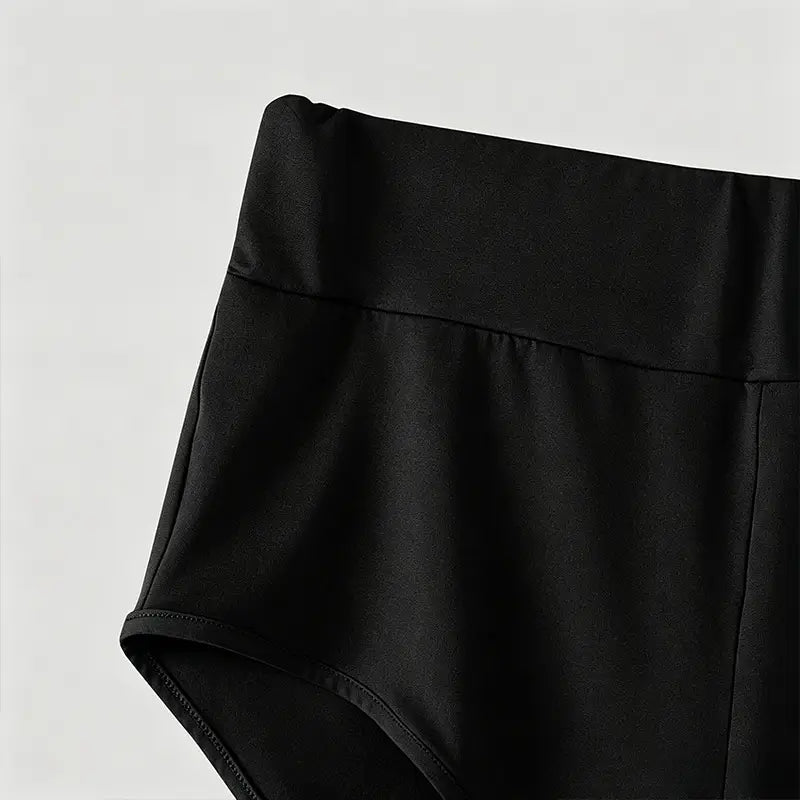 Caleçons de sport pour hommes à taille haute en satin noir, avec un tissu lisse et une couture soignée, présentés de face.