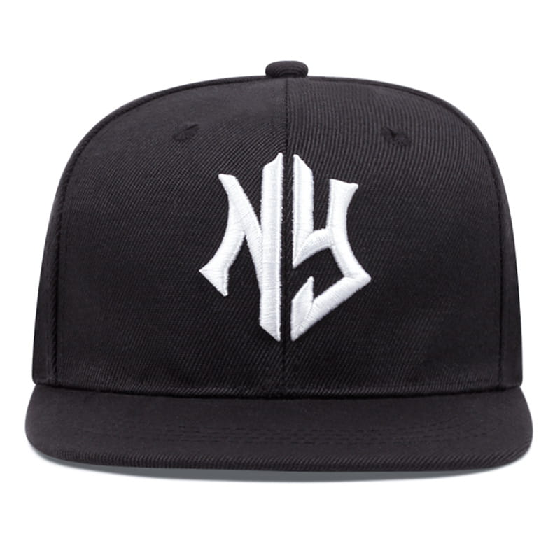 Schwarze Snapback-Hip-Hop-Mütze mit einem kräftigen weißen bestickten NY-Logo auf der Vorderseite.