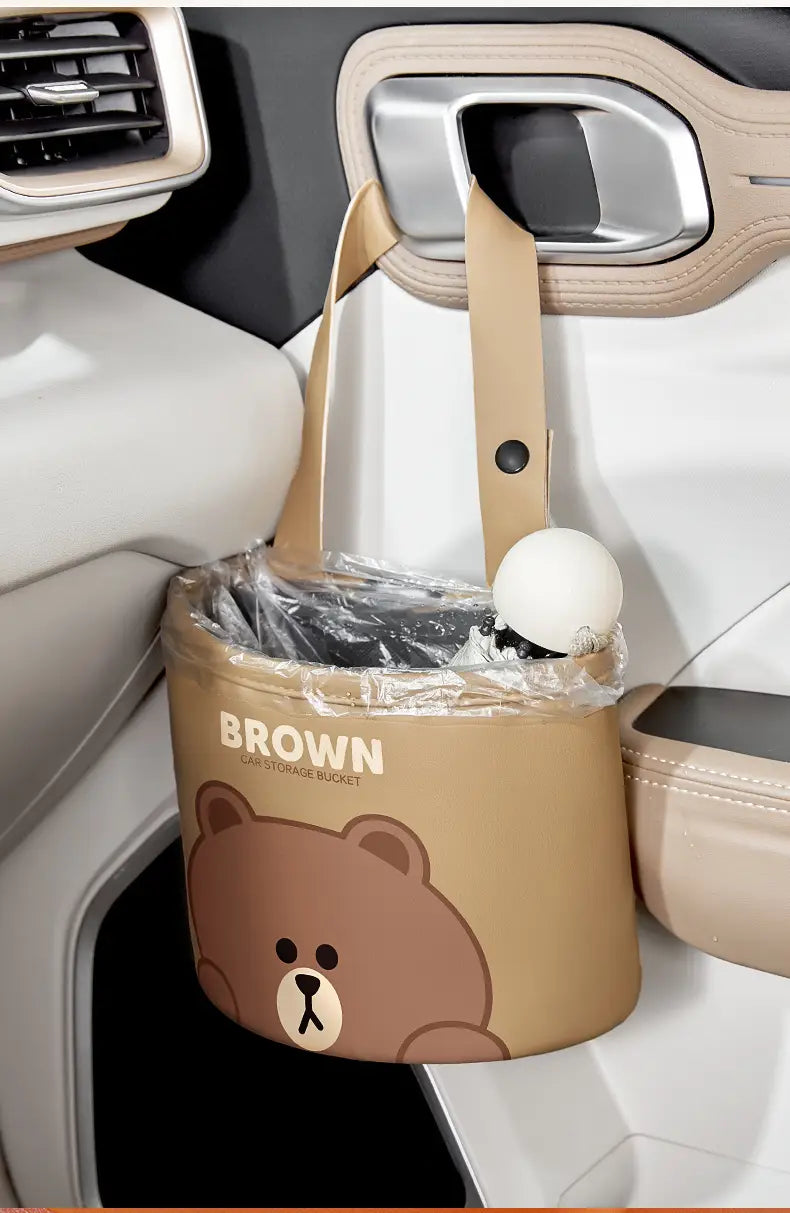 Cubo de almacenamiento para coche beige con temática de oso marrón, con cuerpo de tela suave y asa de correa resistente, en una bolsa de piel sintética tipo osito de dibujos animados para organizador del asiento trasero