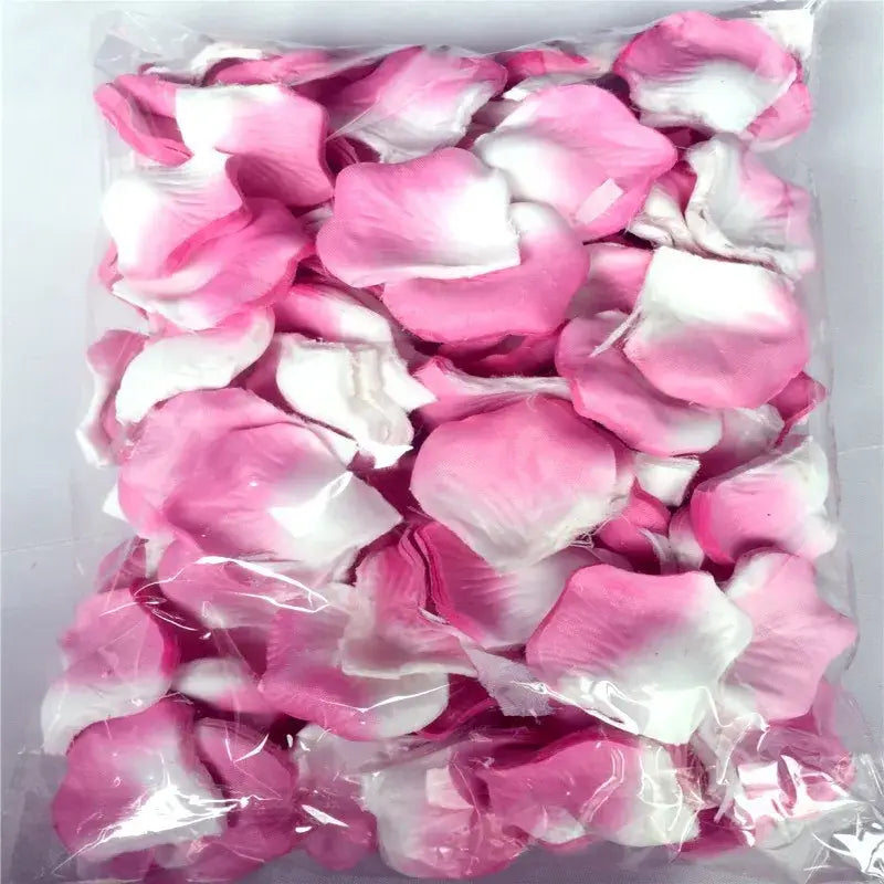 Eine durchsichtige Plastiktüte mit 5500 bunten künstlichen Rosenblüten im Pink- und Weiß-Farbverlauf für Hochzeitsdekoration.