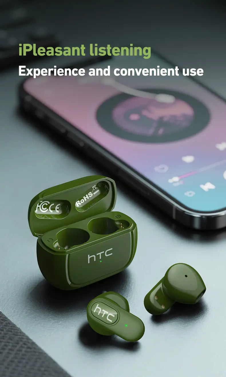 マッチする充電ケースを備えたオリーブグリーンのHTC Ne51 BluetoothワイヤレスTWSヘッドホンで、Bluetoothバージョンの機能を示します。