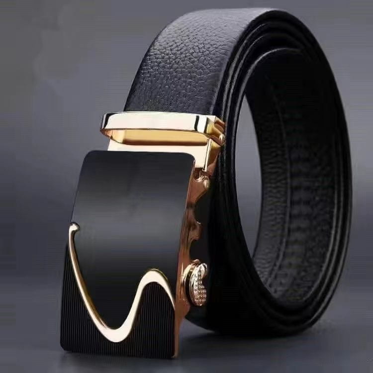 Ceinture en cuir noir pour hommes avec une boucle automatique ton or élégante et un design courbé élégant dans une ceinture en PU noire.