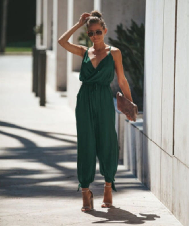 Ein ärmelloser Overall in Smaragdgrün mit V-Ausschnitt und Tunnelzug in der Taille, entworfen für einen Boho-Sommerlook mit Blumendruck.