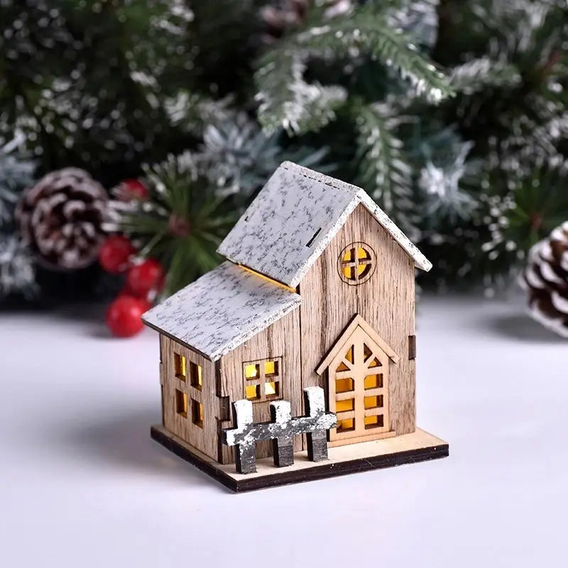 Eine rustikale Holz-Weihnachts-Haus-Dekoration mit LED-Licht, mit schneebestäubtem Dach und leuchtend gelben Lichtern durch die Fenster zur weihnachtlichen Dekoration.