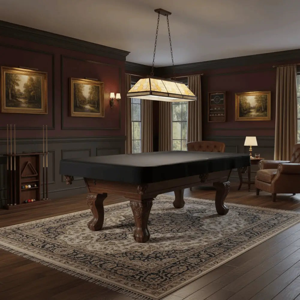 Table de billard couverte de feutre vert foncé, avec des pieds et un cadre en bois sculpté et ornés, présentée avec une housse de billard anti-poussière étanche en tissu Oxford 210d.