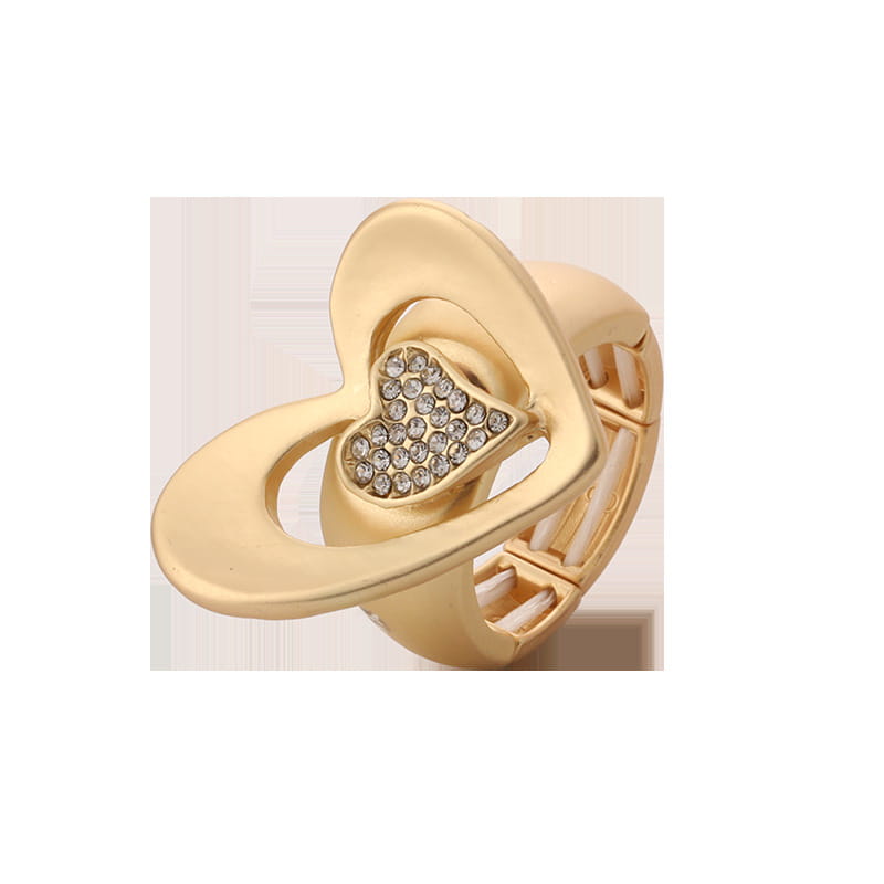 Anillo ajustable con acabado en tono dorado que presenta un diseño en capas de un corazón, con un conjunto central de pedrería transparente en un anillo de corazón en tono dorado con pedrería ajustable de una pieza de joyería.