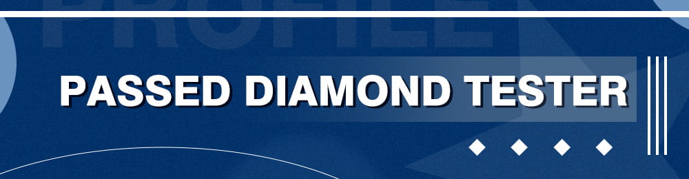 Bannière bleue avec texte blanc « Testeur de diamant » accompagnant une bague trois pierres en or 18 carats en moissanite.