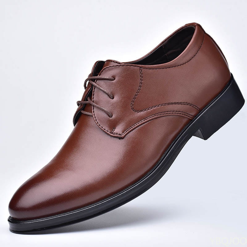 Herren-Lederschuhe vom Typ Oxford aus braunem Leder mit Schnürdesign und schwarzer Gummisohle.
