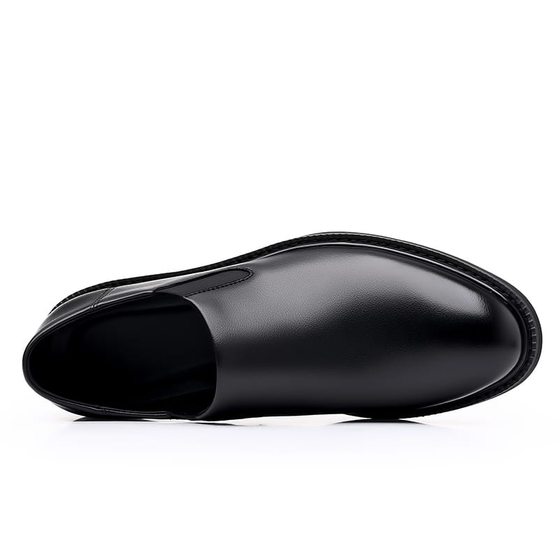 Chaussure habillée à enfiler en cuir noir pour homme, finition polie et embout classique rond.