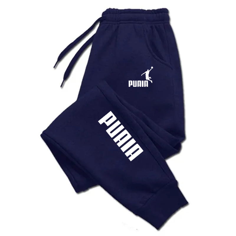 Joggers impresos de hombre estilo casual streetwear de Puma en color azul marino con logotipo y letras en color blanco.