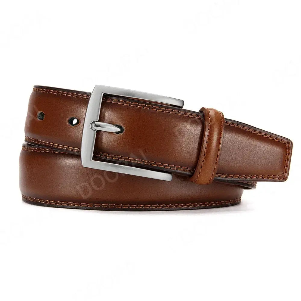 Ceinture à cliquet en cuir pour homme en cuir brun, avec boucle automatique rectangulaire à l’aspect argenté et couture assortie.