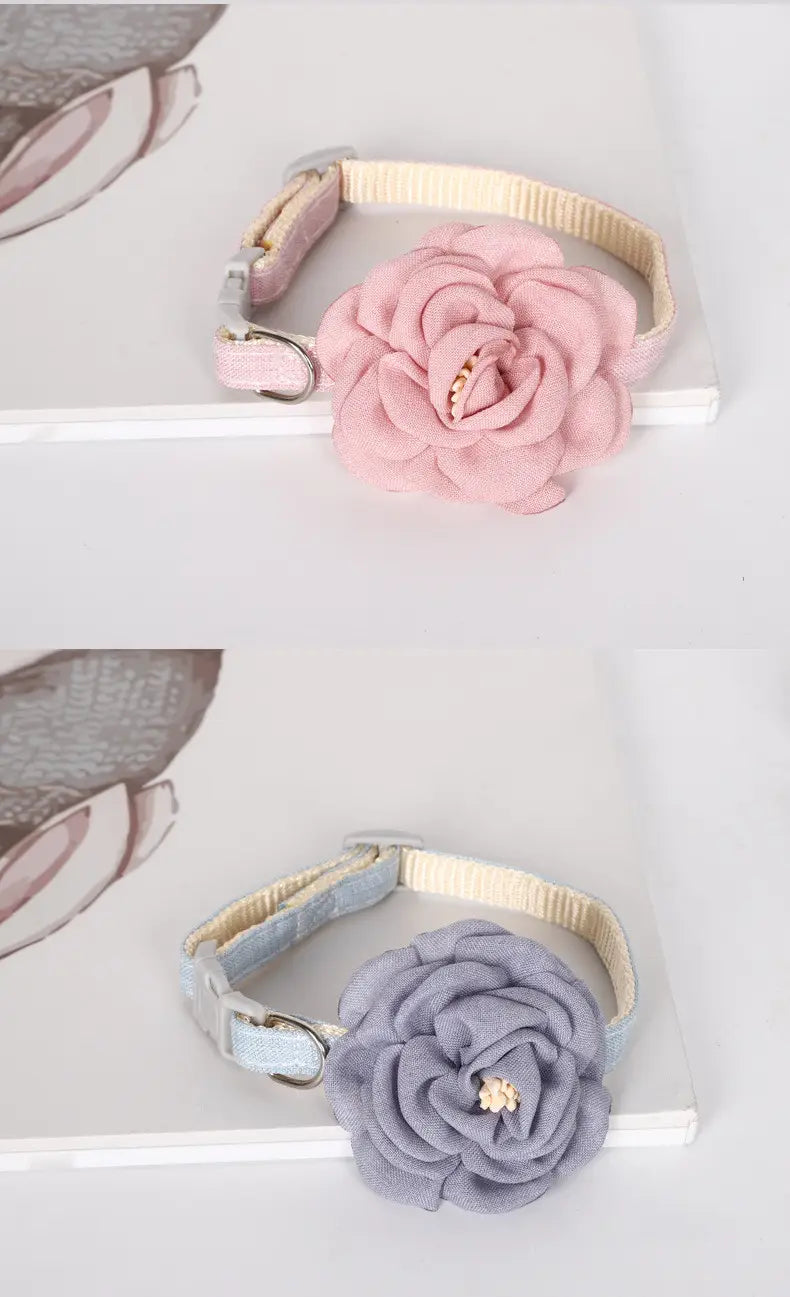 Verstellbares Katzenhalsband mit Camellia-Blumen aus rosa- und grauem Stoff mit Metallschnalle.