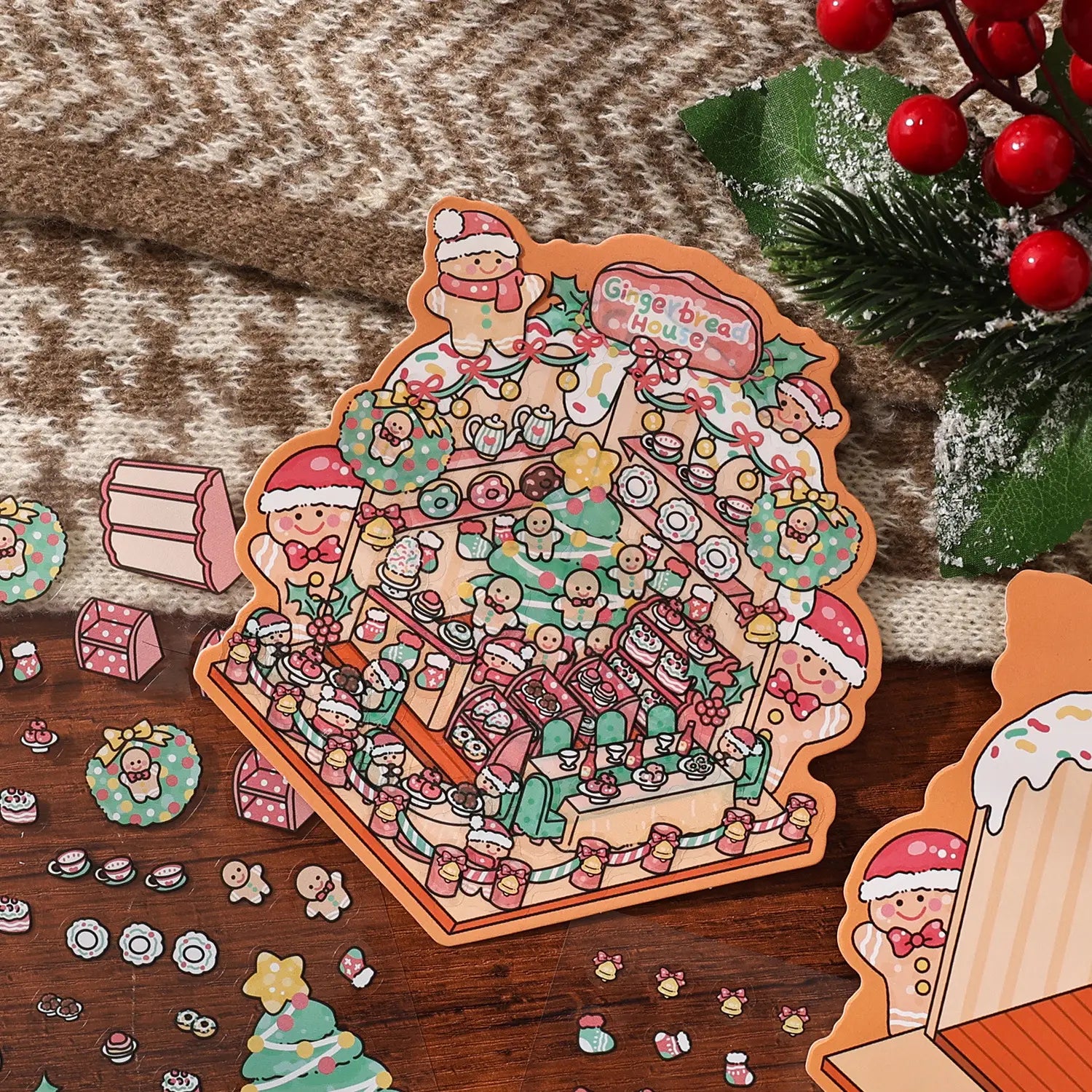 Ein festlicher Lebkuchenhaus-Sticker in Pastellrosa und Grün mit niedlichen Cartoon-Charakteren und detaillierten Bonbonverzierungen aus dem Weihnachts-Kinderfilm-Sticker-Set für festliche Dekoaufkleber für das Weihnachtsjournal