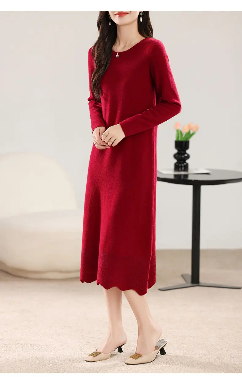 Ein kräftig rotes Wollstrickkleid mit langen Ärmeln, gesäumtem Volantabschluss und Rundhalsausschnitt in Midi-Länge.