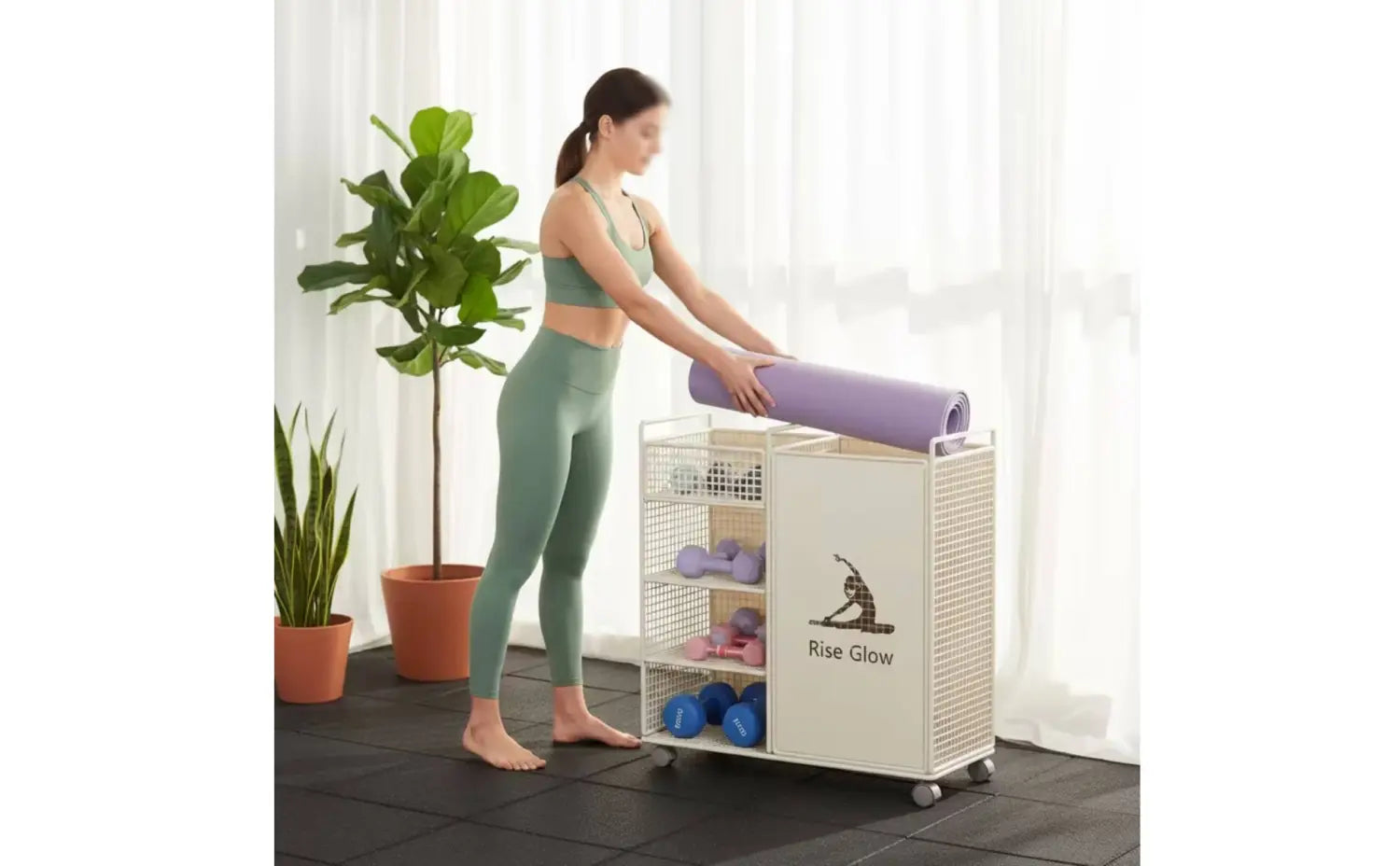 Un tapis de yoga violet étant placé sur un chariot de rangement roulant blanc pour équipements de fitness, avec le logo rise glow