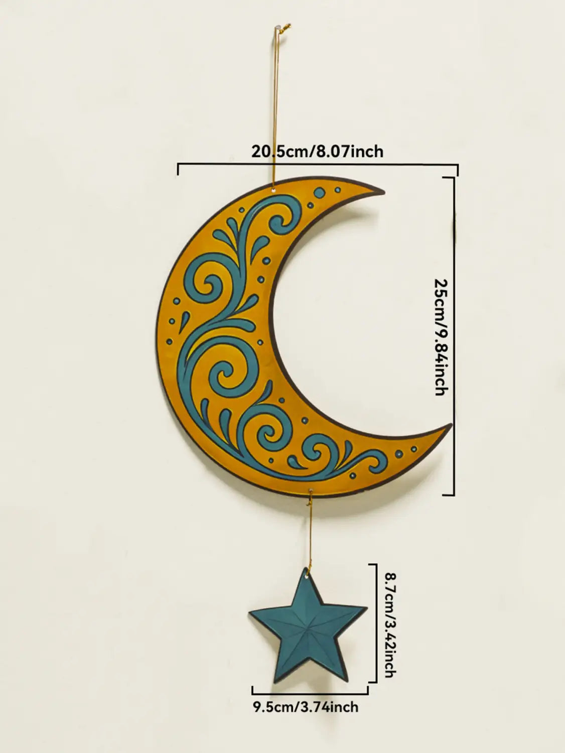 Decoración de pared para Ramadán islámico en forma de farol de luna y estrella, con un adorno colgante de media luna y estrella, base de color dorado-amarillento y patrones de remolinos turquesa en estilo moderno, suspendido mediante finos cables de oro.