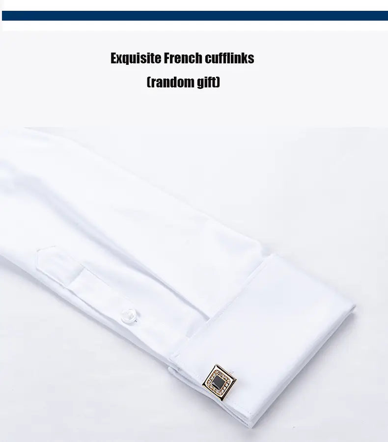 des boutons de manchettes français élégants à tons dorés, au design carré, avec un centre sombre encastré, portés sur la manche d’une chemise habillée classique à col français à poignets boutonnés en fibre de bambou pour homme