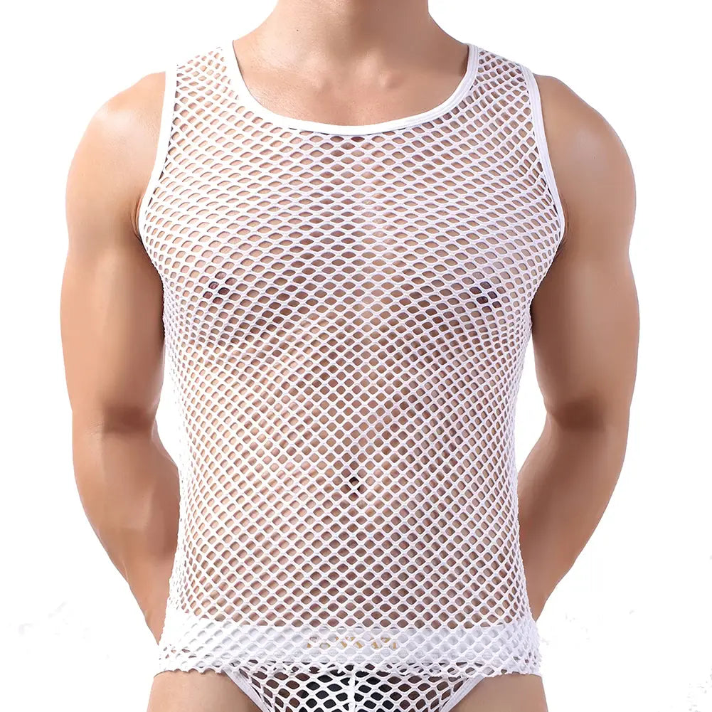 Camiseta interior de malla blanca con escote redondo y cintura a juego, diseñada como chaleco sin mangas transpirable para hombre.
