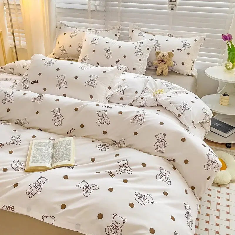 Weiße Bettdecke mit schwarzen Teddybären- und Punktmuster-Designs, mit dem Wort „cute“ quer gedruckt, Teil des Niedliches Hasen-Kinder-Bettwäschesets, geeignet für Queen- und King-Betten.
