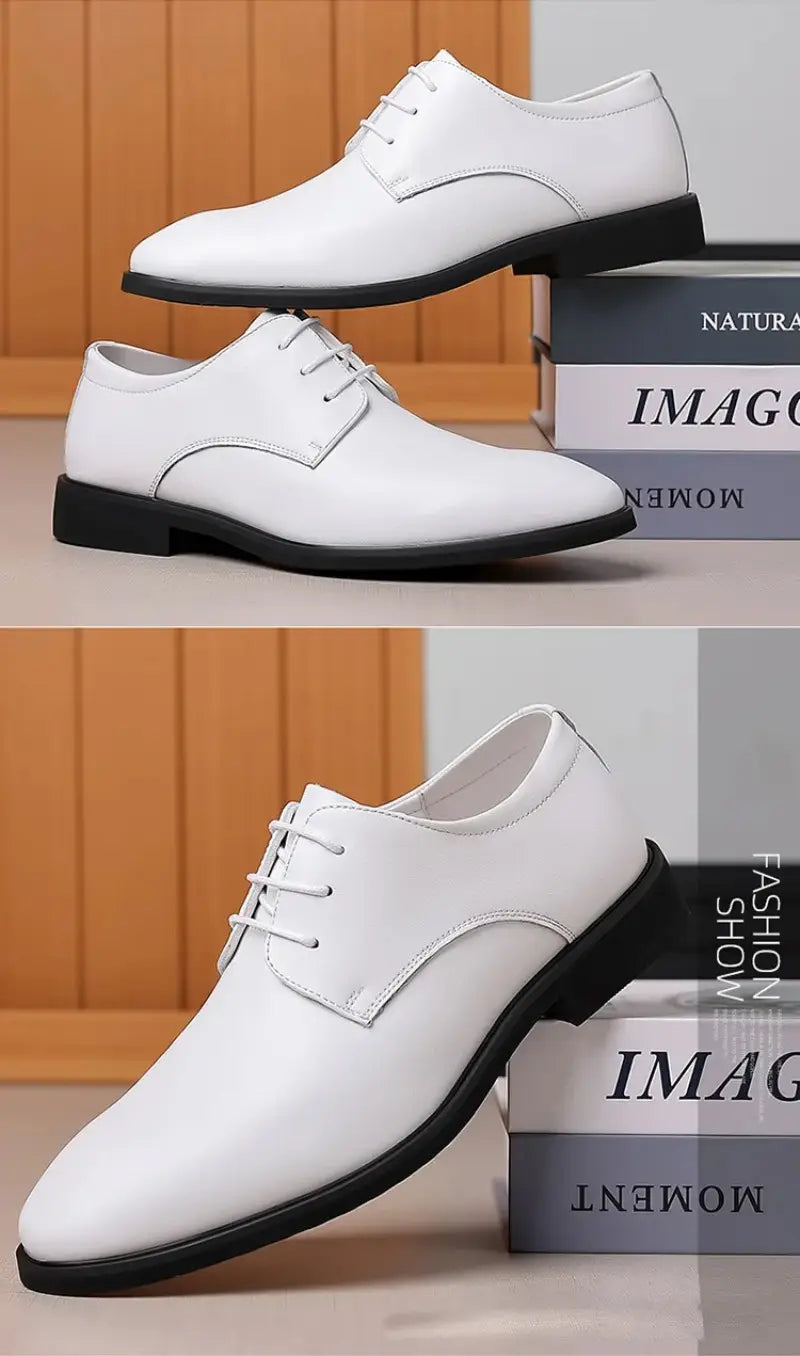 Herren-Oxford-Kleiderschuhe aus weißem Leder mit schwarzen Sohlen und Schnürsenkeln in klassischem, formellem Design