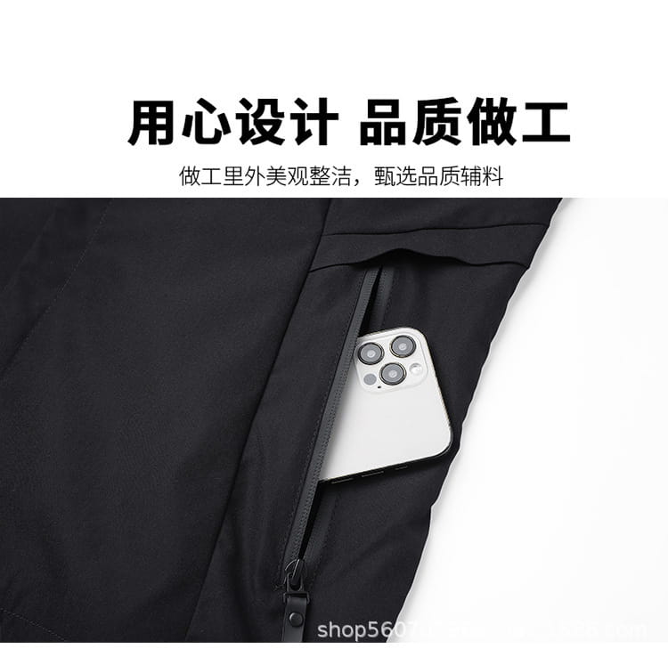 Bolsillo con cremallera negra en una chaqueta impermeable con capucha para hombre preparada para actividades al aire libre, con un teléfono inteligente blanco que muestra parcialmente en su interior un sistema de triple cámara.