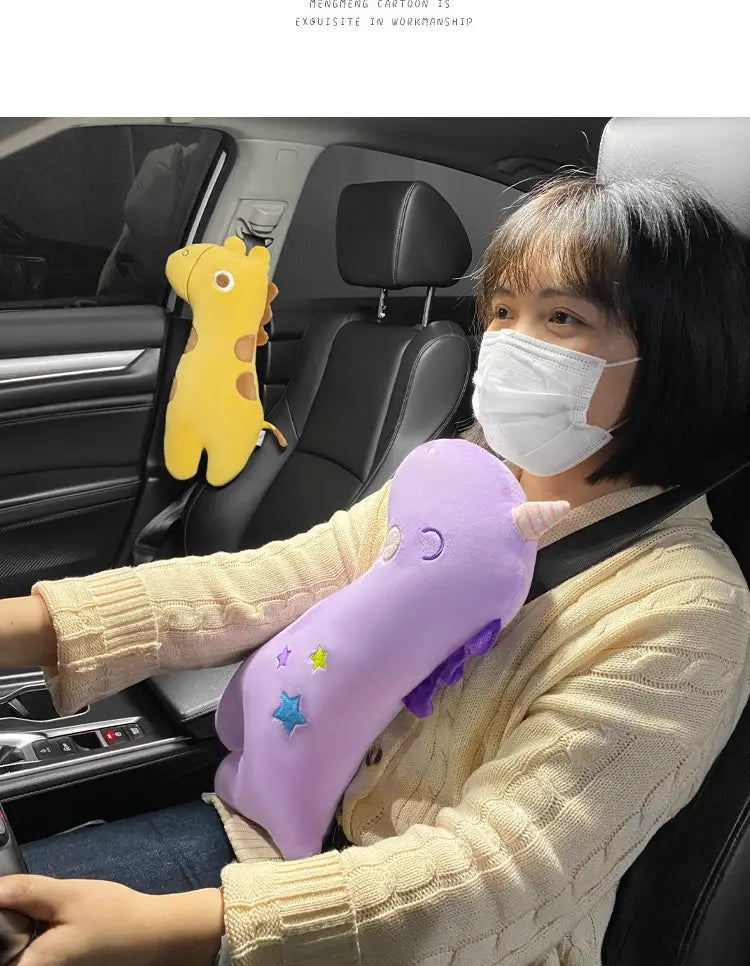 Lila Plüsch-Einhorn-förmiges Autositzkissen mit bestickten Sternen und einem kleinen Horn, gestaltet als Einhorn-Autositzgurtkissen für Kinder.