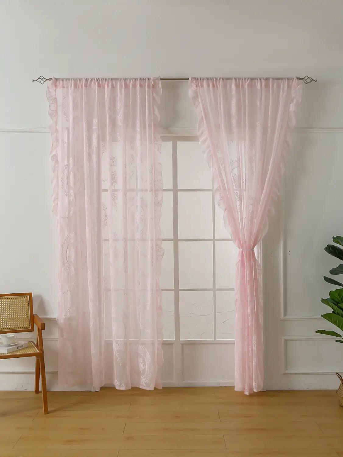 Cortinas de encaje semitransparente rosa con bordes fruncidos que cuelgan de una barra de soporte circular decorativa para espejo, con un diseño de bolsillo para la barra.