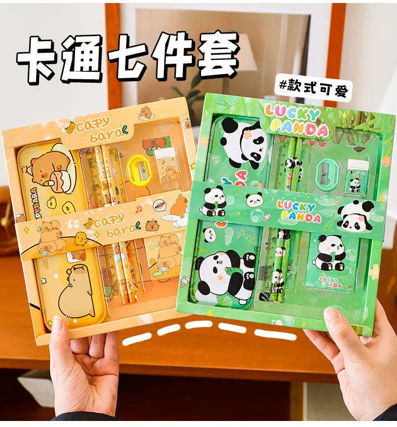 Kinder-Kinderzeichentrick-Schreibwaren-Set für die Schule, Schulbedarf-Geschenkset mit einem gelben Bären- und grünen Panda-Design sowie farbigen Bleistiften, Radierern und Spitzer(n) in passender Verpackung.