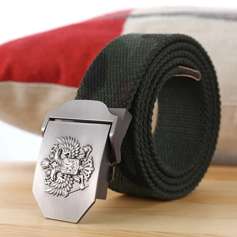 Ceinture tactique en toile vert foncé pour hommes, avec une boucle en métal à finition ton argent présentant un motif d’aigle bicéphale en relief.
