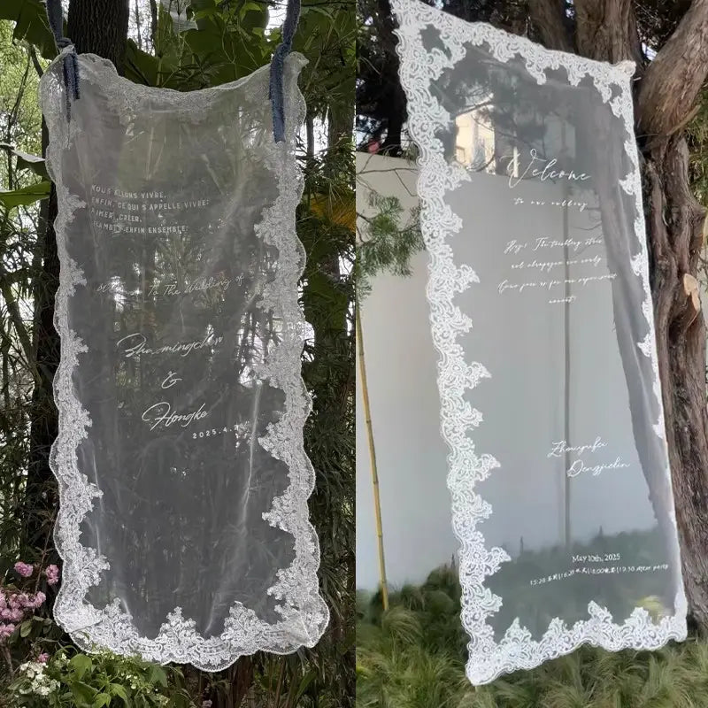 Klares Acryl, individuelles Willkommensschild aus Spitze als Banner mit aufwendigem weißem Spitzensaum und eleganter kursiver Schrift für Hochzeitsdekoration.