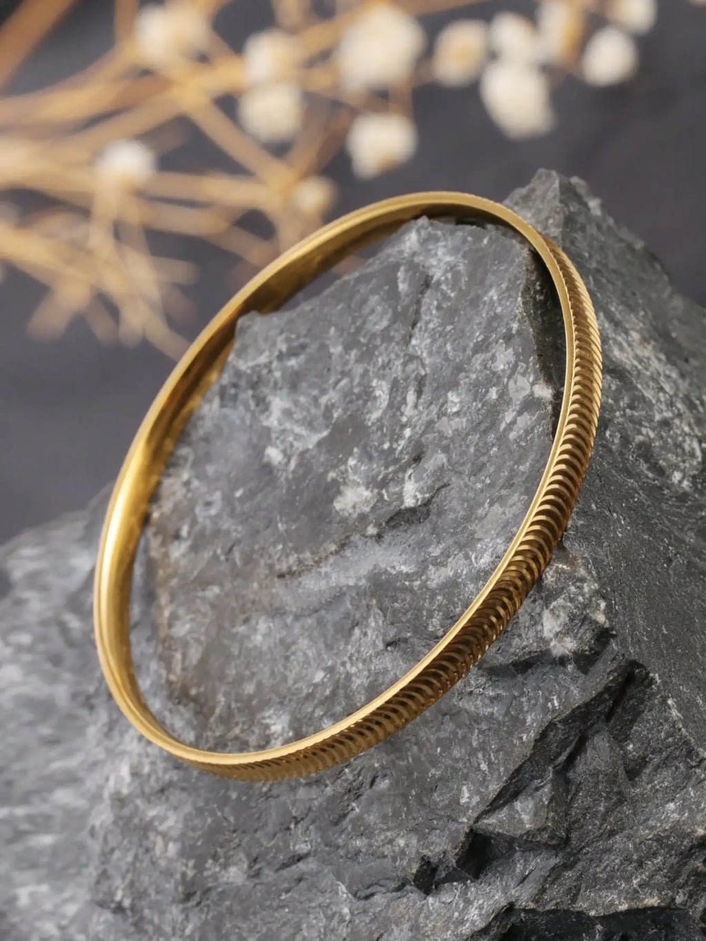 1 Piece of Striped, Polished, 18K Gold-Plated Stainless Steel Closed Bracelet, Trendy and Elegant, Unique and Fashionable, Suitable for Women to Wear Daily to Work or Commute, a Great Gift for Friends, a Gift for Girlfriend,