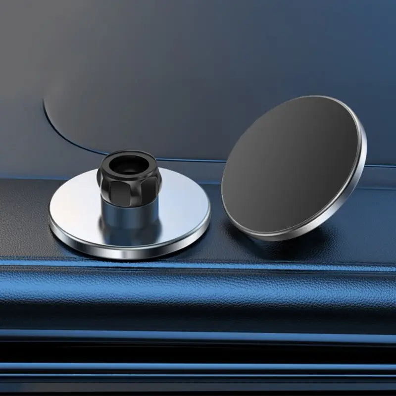 soporte de teléfono para automóvil magnético plateado para iPhone 12 13 14 15 con una tapa de tornillo hexagonal negra en el lado posterior.