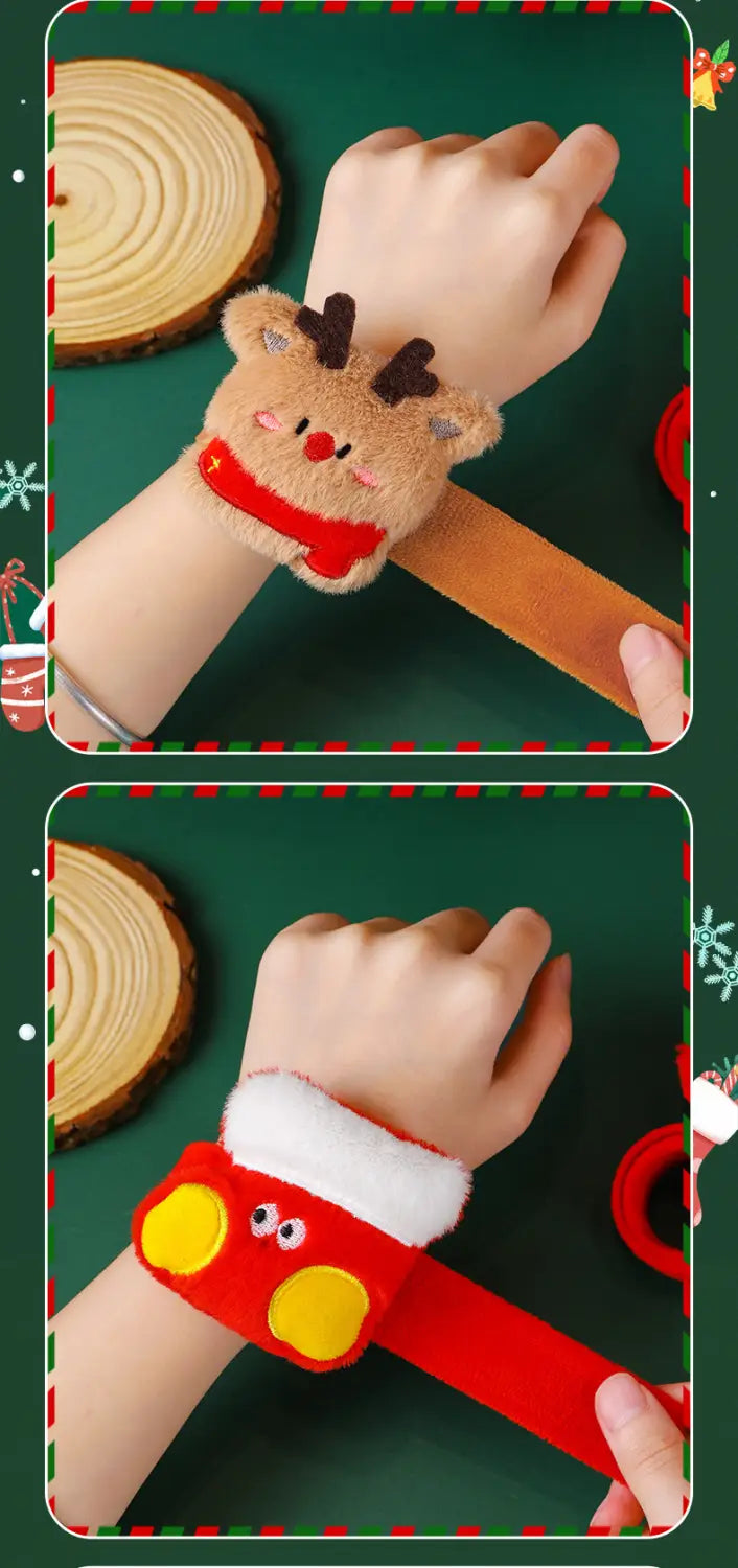 Pulsera tipo eslogan navideña esponjosa para niños, con un diseño de reno beige suave y brazalete con gorro de Santa, con detalles faciales bordados y acentos rojos.
