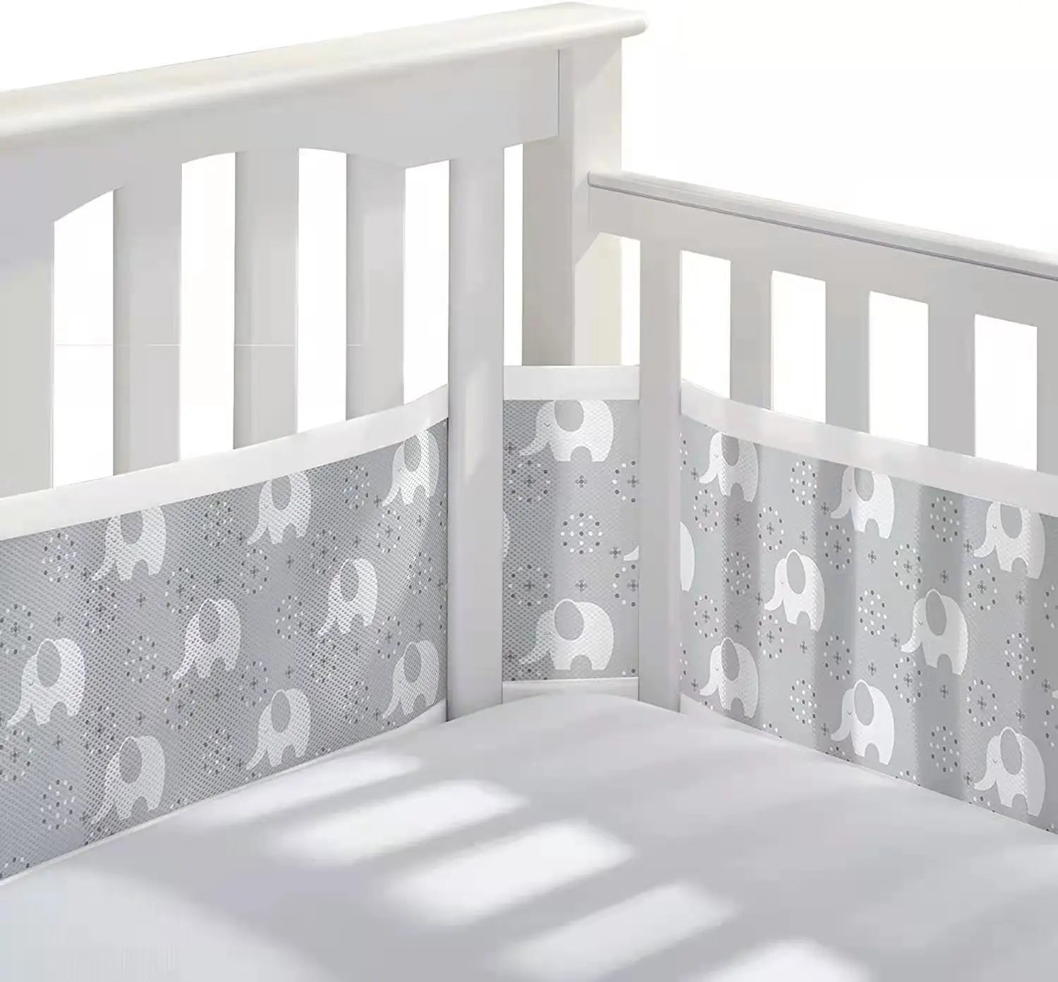 Atmungsaktiver Mesh-Krippenstoßschutz in Grau und Weiß mit Elefantmustern und dezenten Sternakzenten für Teddy-Bären-Bettwäsche.
