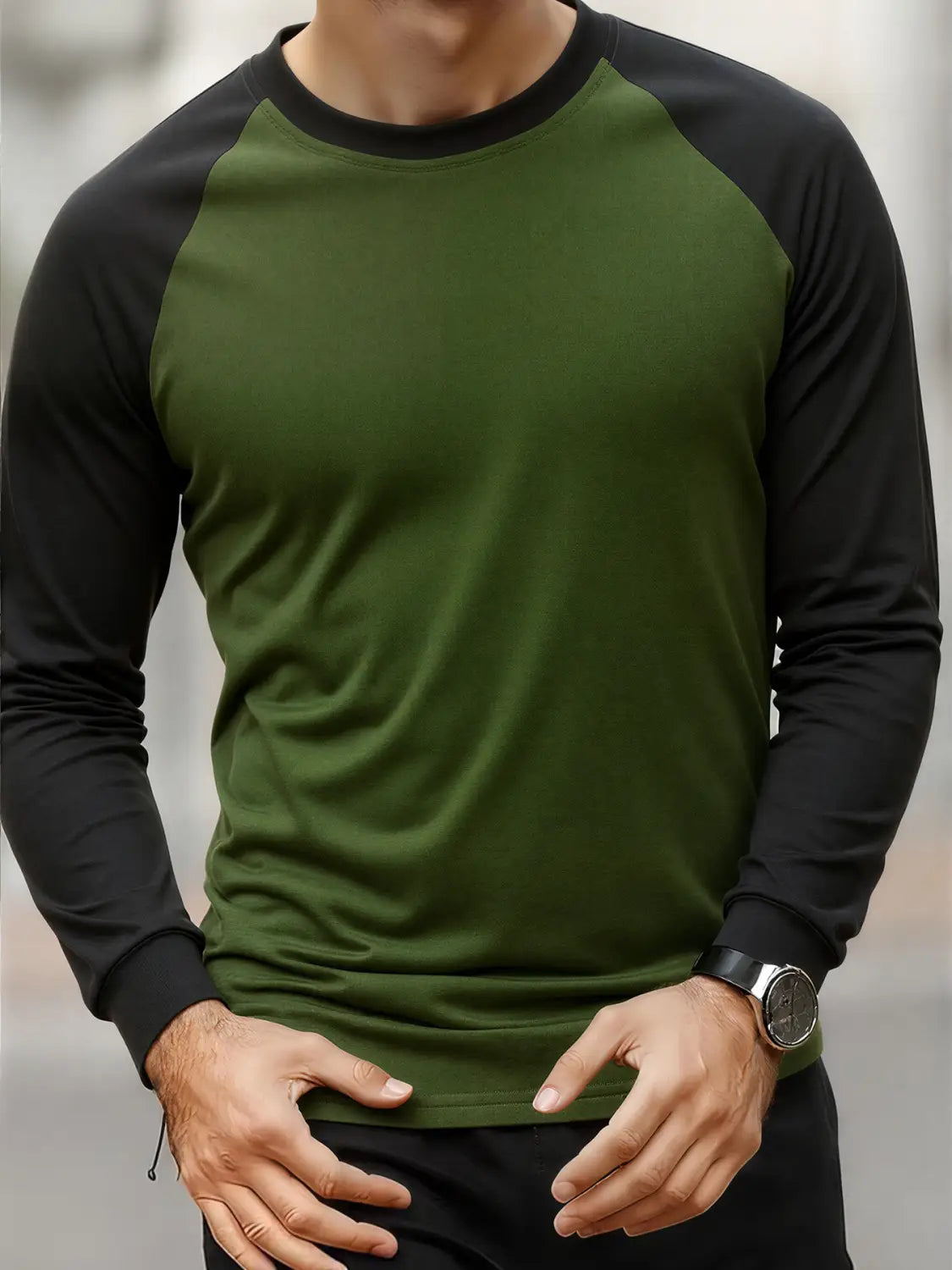 Herren-Raglanshirt mit langem Ärmel, mit olivgrünen und schwarzen Farben, mit geripptem Rundhalsausschnitt für den lässigen Einsatz.