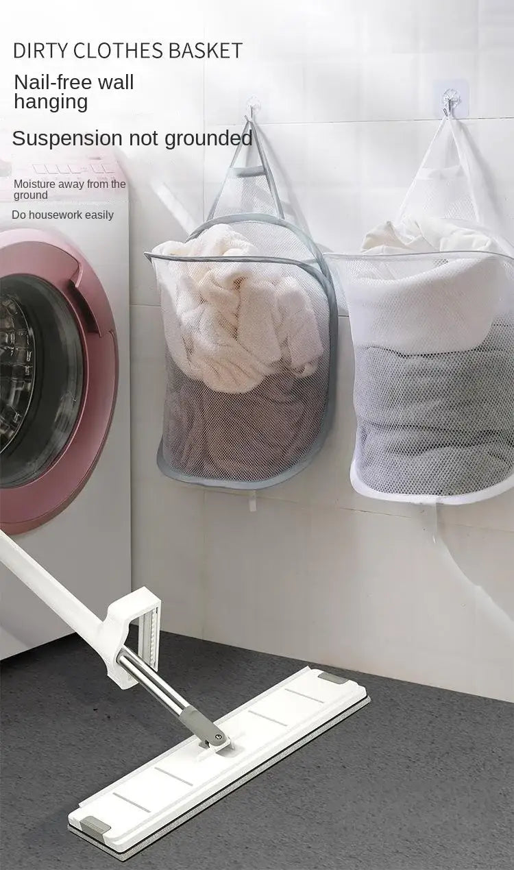 Panier de rangement pour linge pliable en maille grise, avec bordure blanche, conçu pour une suspension murale sans clous, comme panier de rangement pour le linge et organisateur de panier à linge.