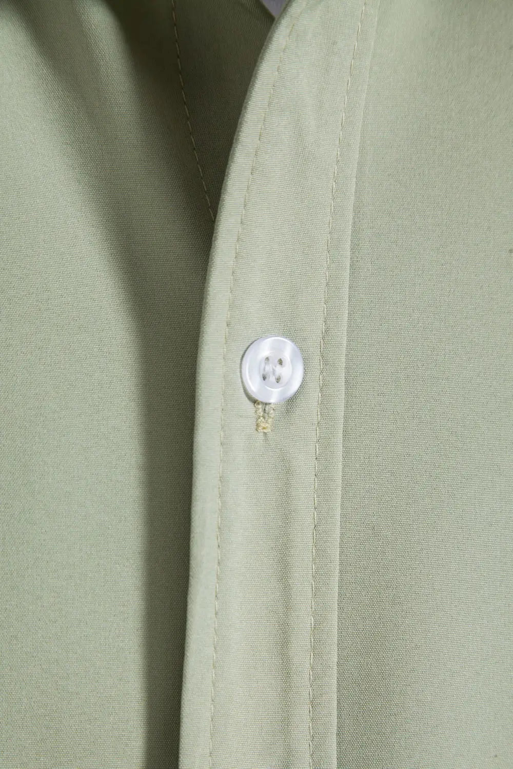 Bouton blanc à quatre trous sur une chemise à manches courtes en tissu vert clair pour homme, style mode, chemises de plage unies, vêtements décontractés