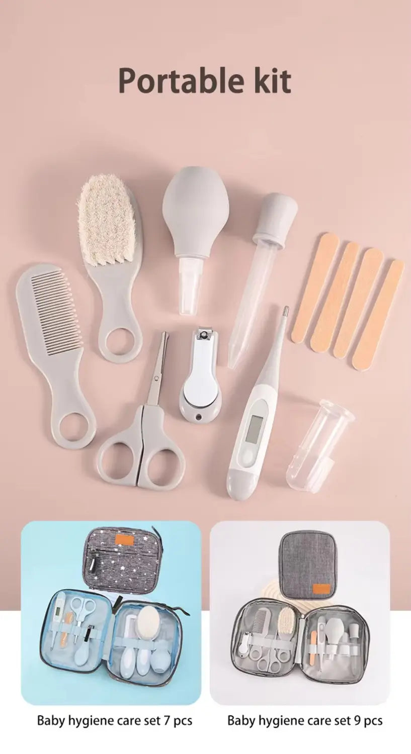 Tragbares Babyhygiene-Set mit weißem und hellem grauem Kunststoffkamm, -bürste, -scheren, Nagelknipser, Thermometer, Tropfer und hölzernen Stäbchen für die Neugeborenenpflege in einem Baby-Pflege-Set.