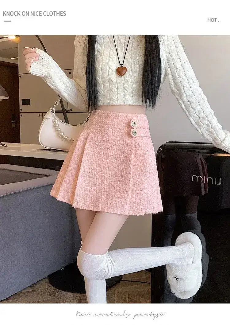 Rosa Bouclé-Falten-Minirock mit zwei Frontknöpfen für einen stilvollen und texturierten Look.