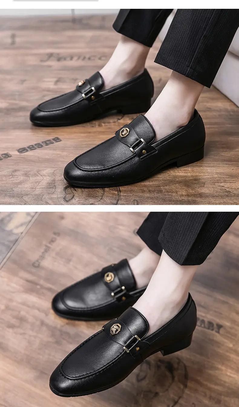 Schwarze Herren-Lederslipper im eleganten Stil mit goldfarbenen Schnallen und Emblemen vorne.