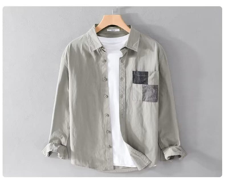 Herren-Patchwork-Taschenhemdjacke im Casual-Stil in hellem Grau mit langen Ärmeln und einer schwarz-weißen Karomuster-Patchwork-Taschenpatte.