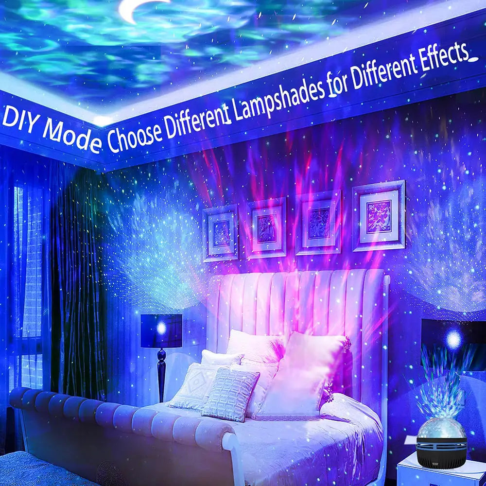 Un projecteur lumineux sphérique de ciel étoilé noir et argent, à surface texturée, posé sur une table de nuit, servant de veilleuse décorative.
