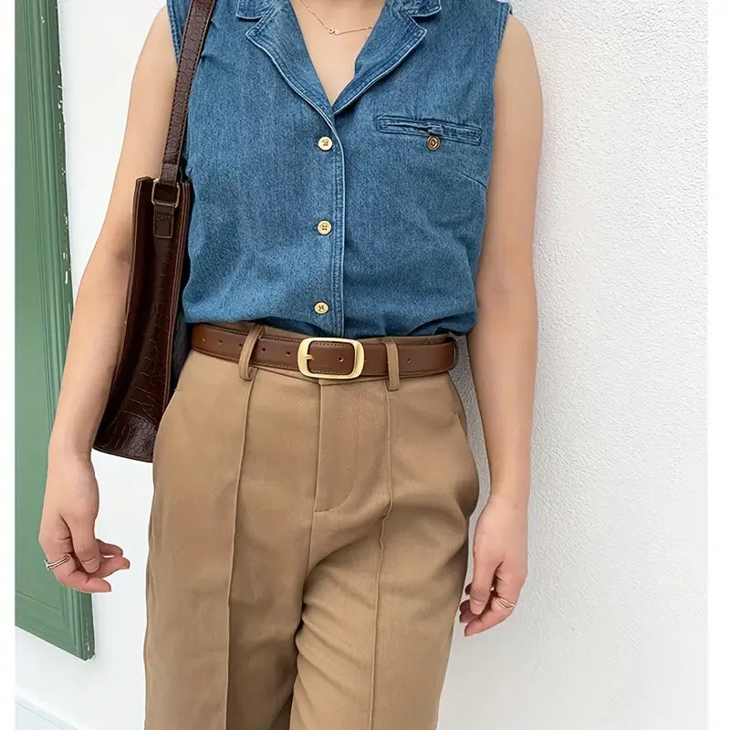 Ceinture pour femmes en cuir marron avec boucle rectangulaire à tons dorés, conçue comme sangle pour jean.