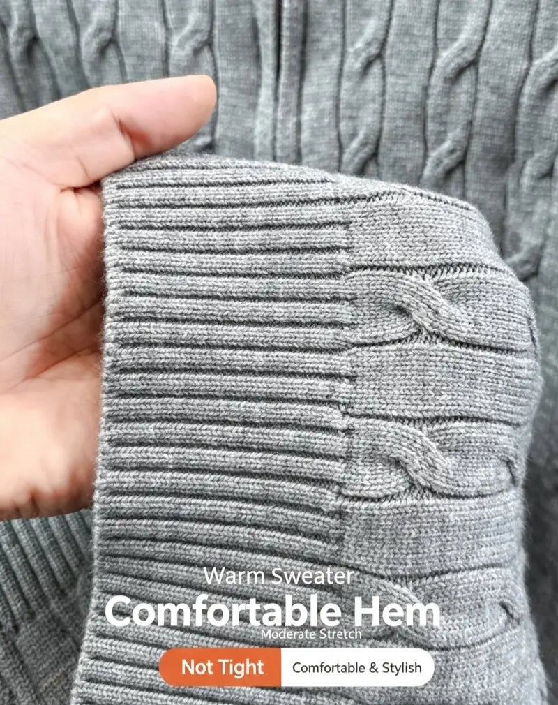 Herren-Designer-Sweater aus grauem Zopfmusterstrick mit halbem Reißverschluss, mit Zopfmuster und bequemem, mäßig elastischem Abschluss.