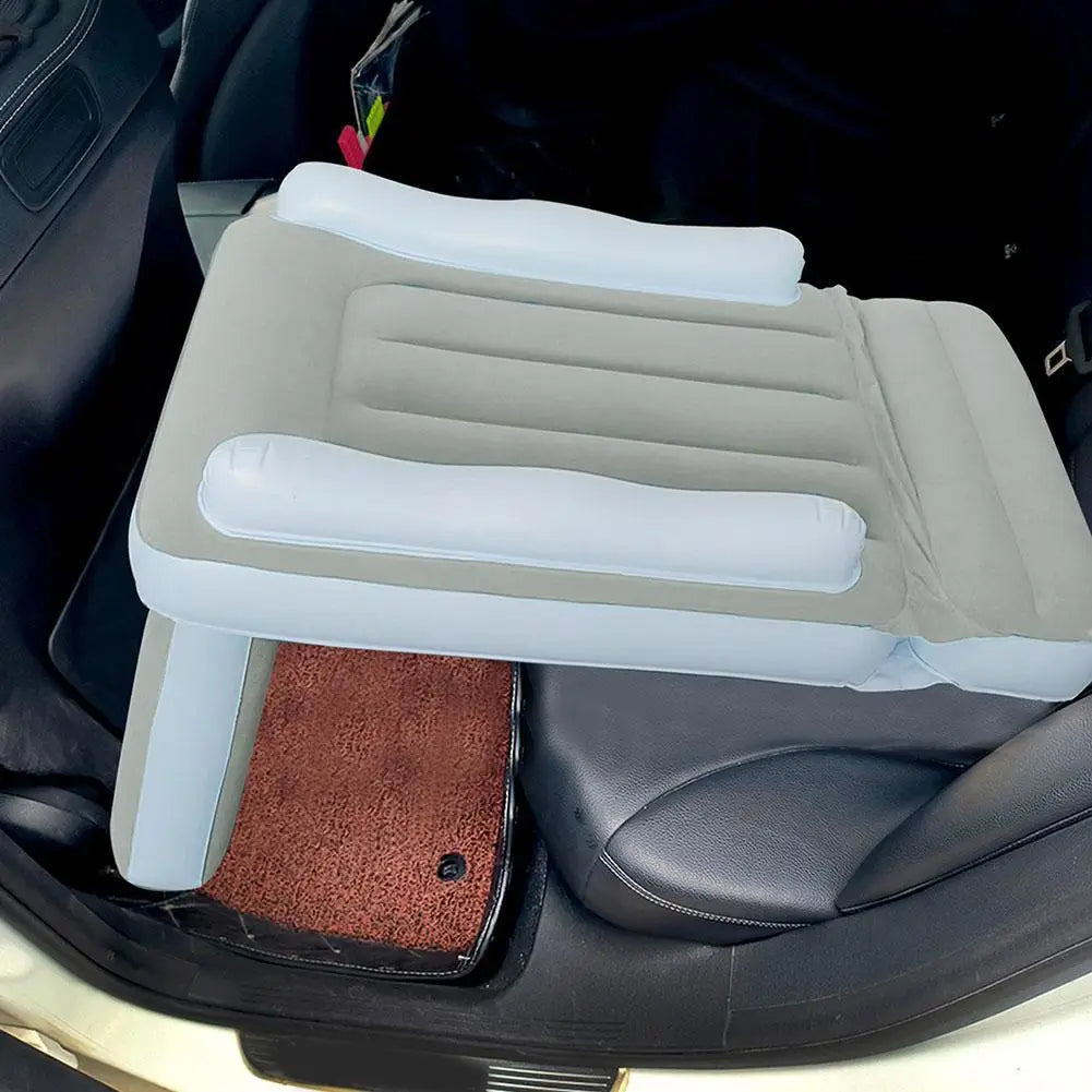 Siège de voiture gonflable avec structure grise et appuis-tête bleu clair, conçu pour le confort pendant les déplacements en tant que lit d’avion d’appoint portable pour tout-petit et matelas d’air de voyage.