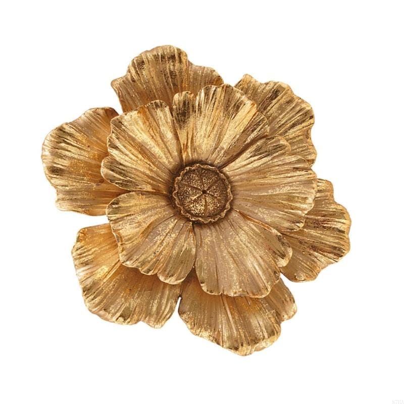 Décoration murale florale métallique dorée, avec des pétales superposés et un centre texturé, dans une sculpture en relief d’accent floral en résine 3D.